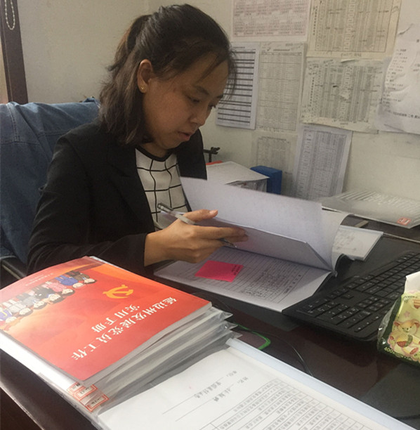 插图一图为安图县委组织部工作人员审查入党材料.jpg